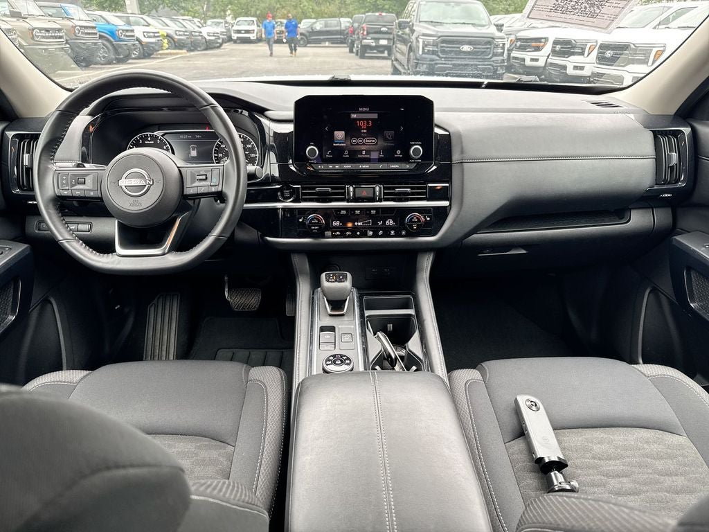 2025 Nissan Pathfinder SV