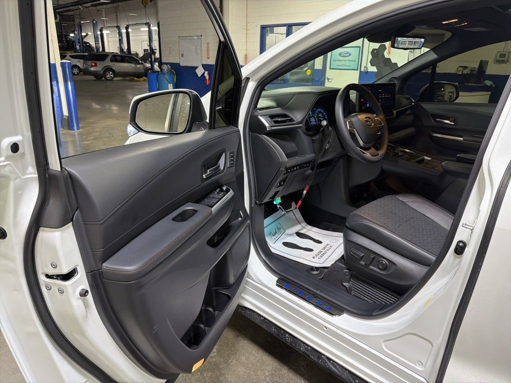 2025 Toyota Sienna Platinum