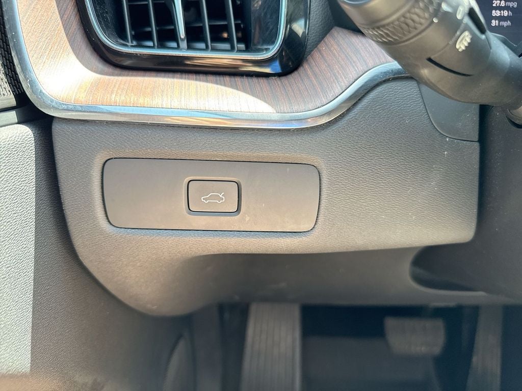 2023 Volvo XC60 B5 Ultimate Dark Theme