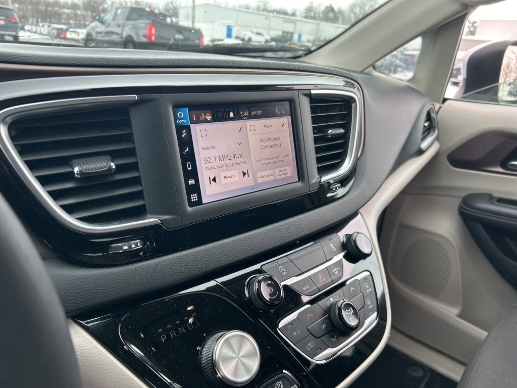 2023 Chrysler Voyager LX