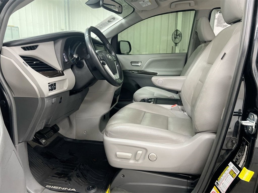 2018 Toyota Sienna XLE Auto Access Seat