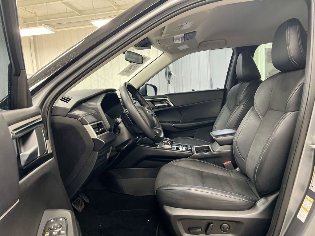 2023 Mitsubishi Outlander SE