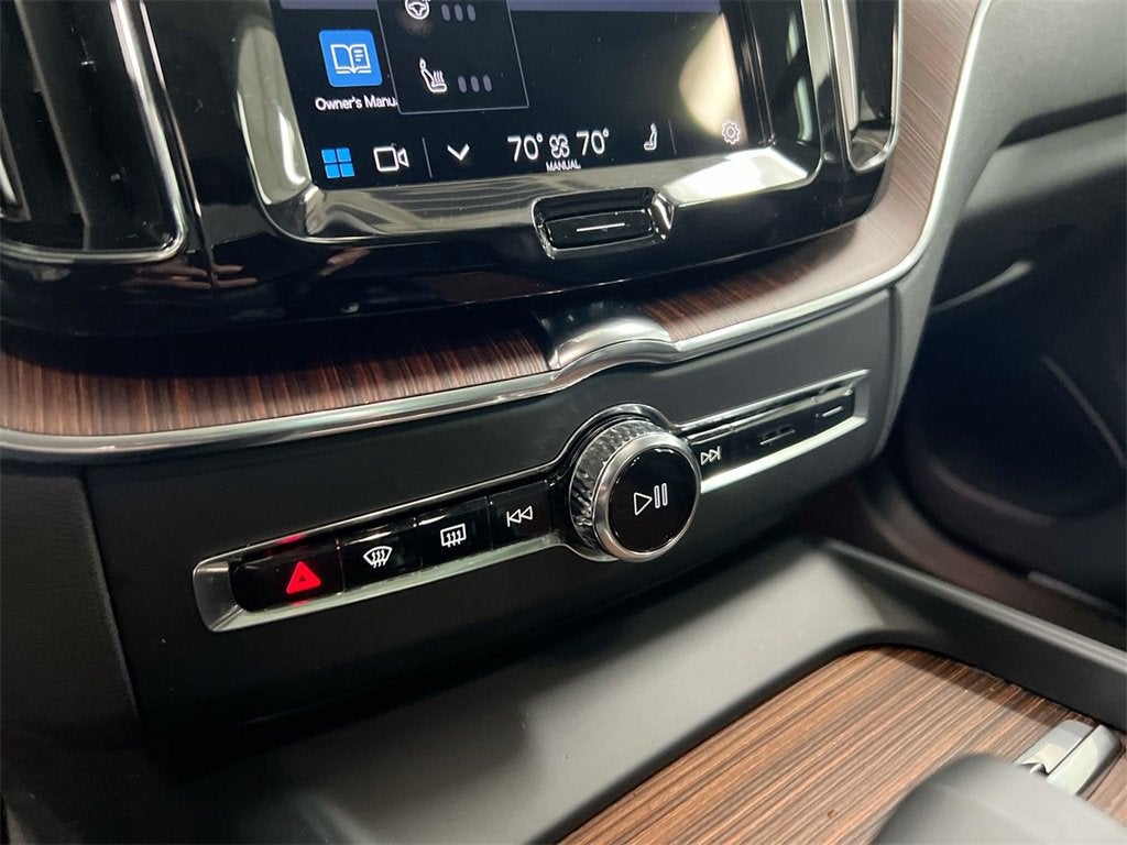 2024 Volvo XC60 Plus Dark Theme