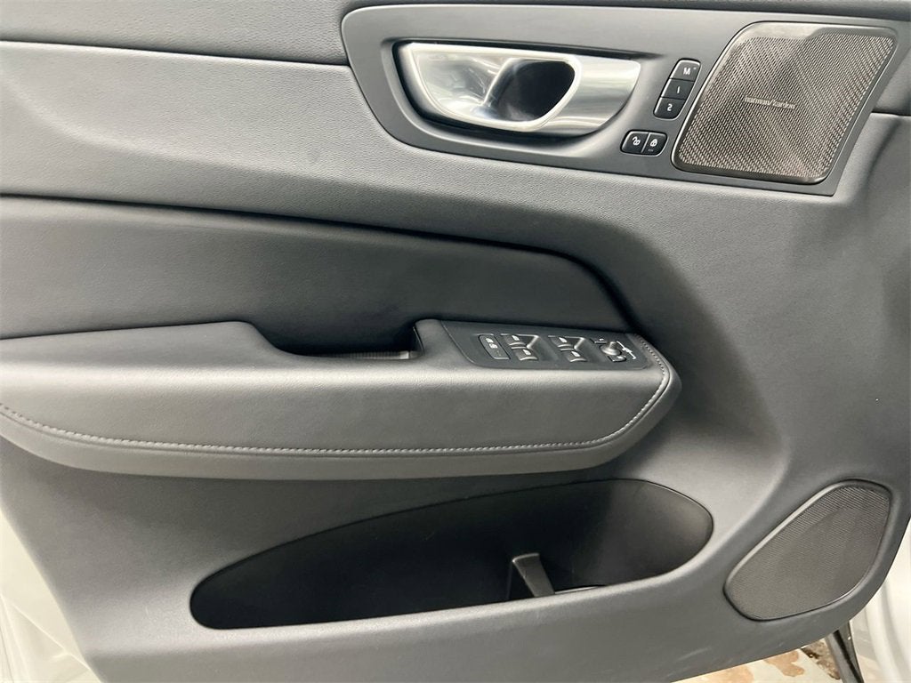 2024 Volvo XC60 Plus Dark Theme