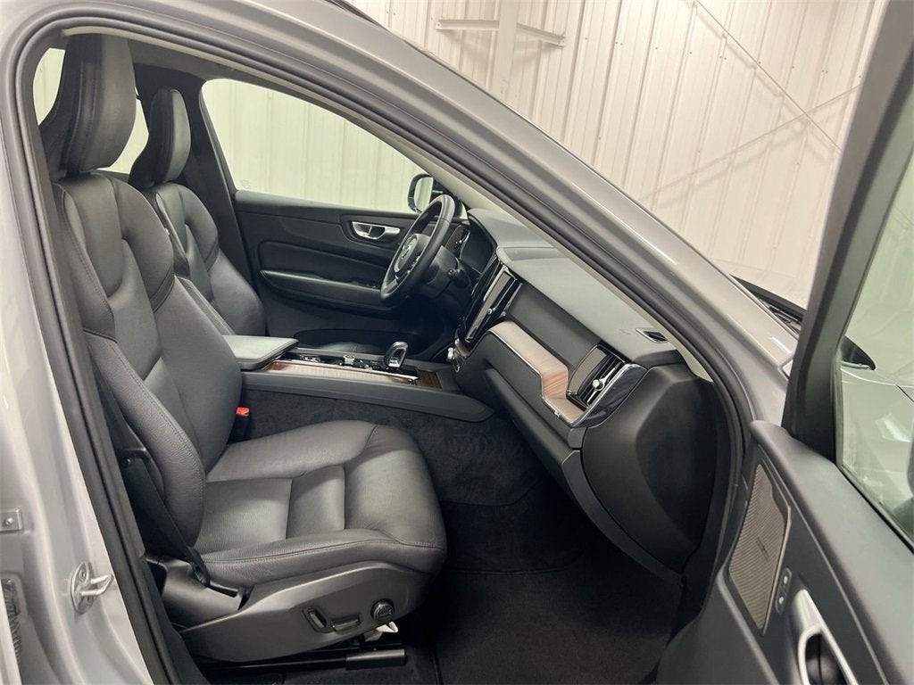 2024 Volvo XC60 Plus Dark Theme