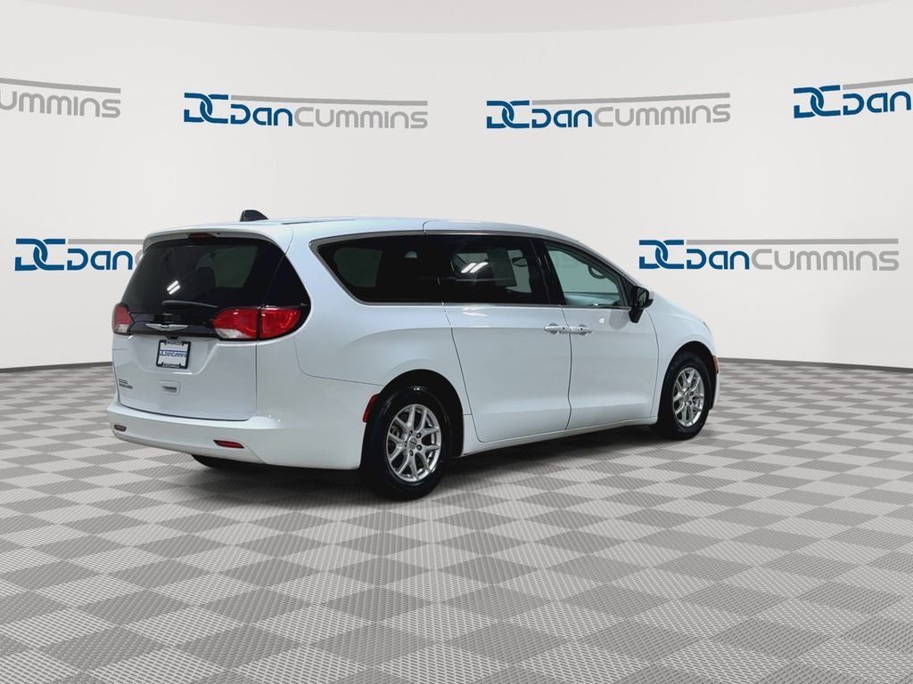 2023 Chrysler Voyager LX