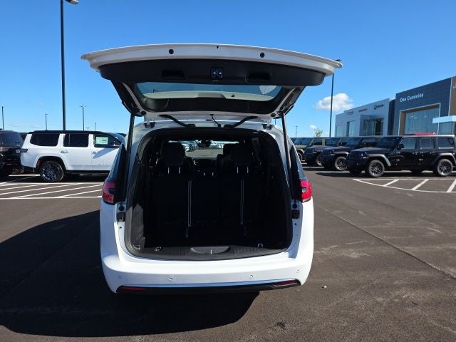 2027 Chrysler Pacifica Limited