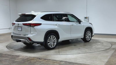 2023 Toyota Highlander Hybrid Platinum