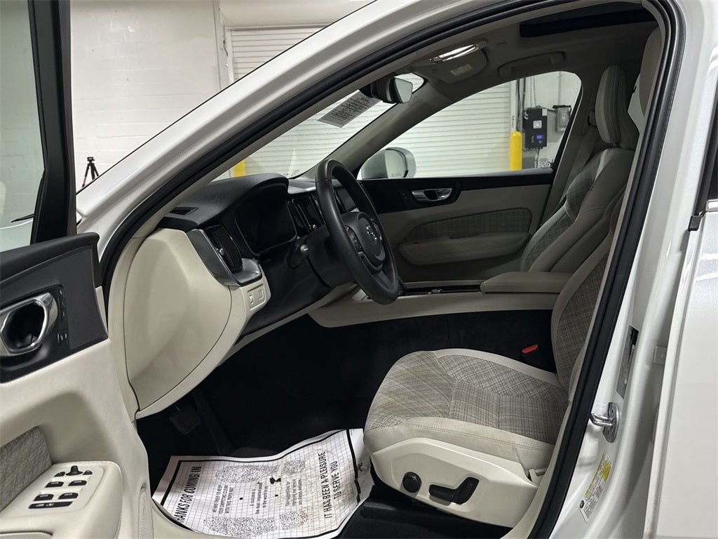 2022 Volvo XC60 B5 Momentum