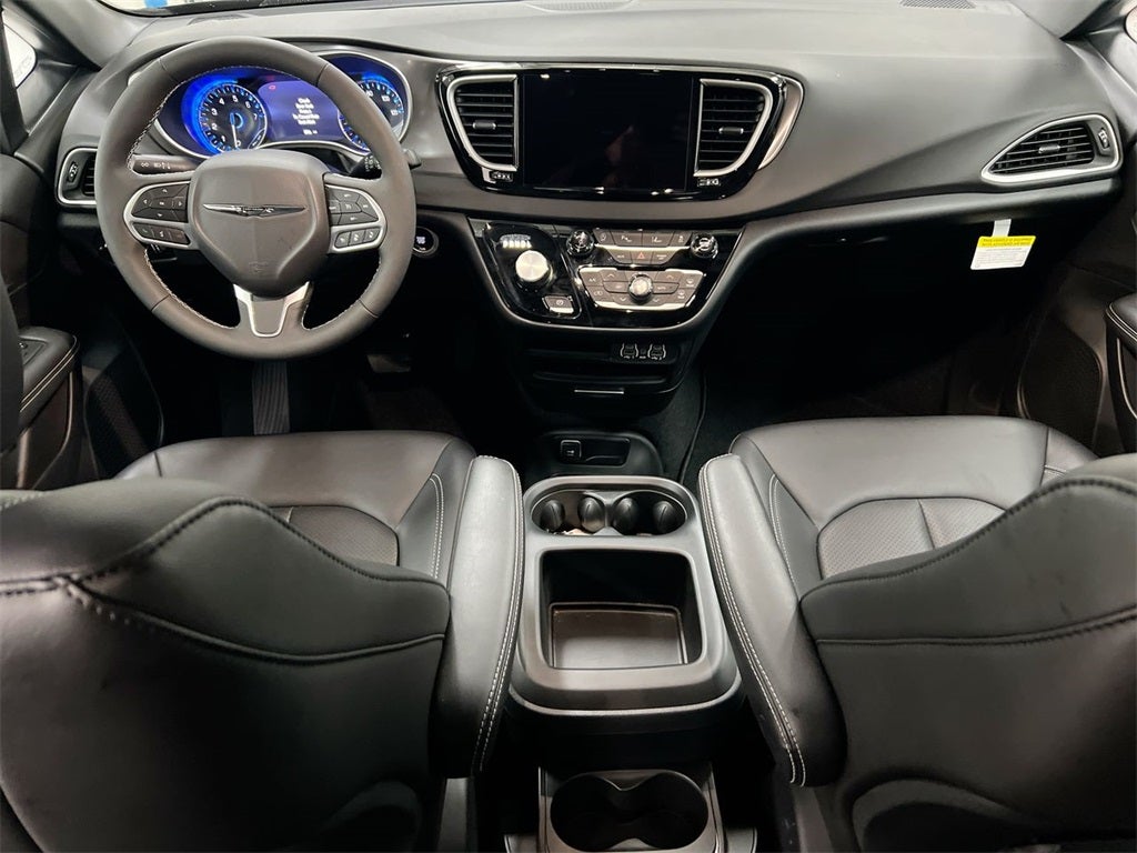 2025 Chrysler Voyager LX