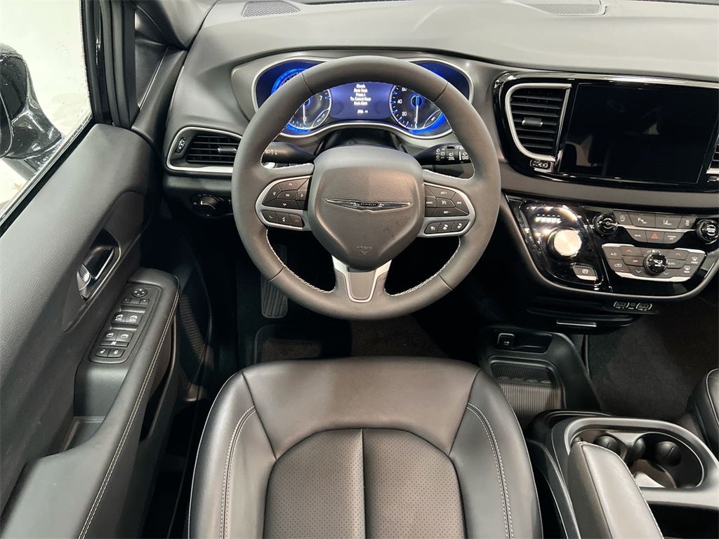 2025 Chrysler Voyager LX