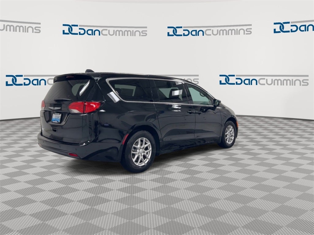 2025 Chrysler Voyager LX