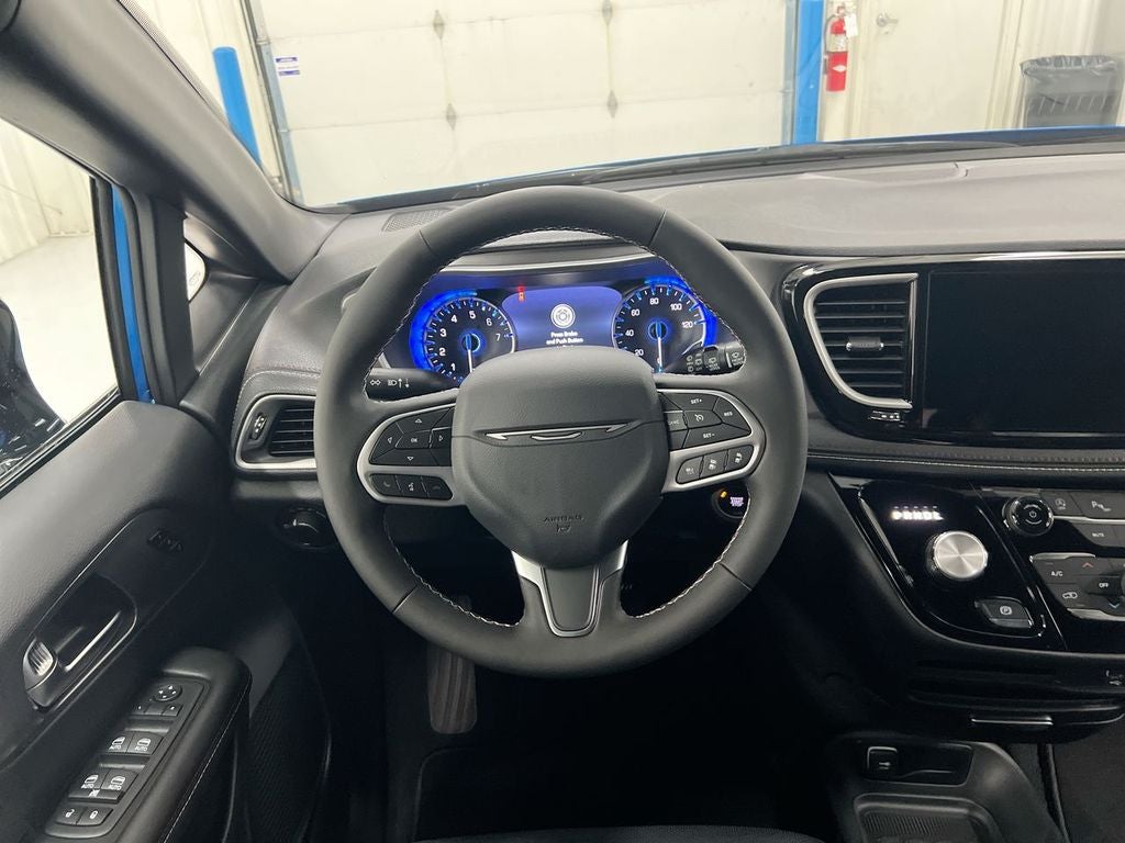 2027 Chrysler Pacifica Select