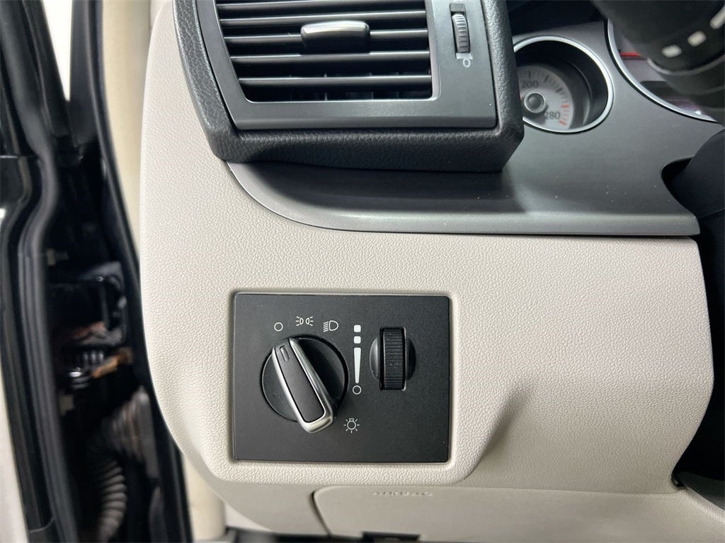 2011 Volkswagen Routan SE