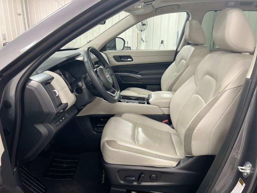 2024 Nissan Pathfinder SL