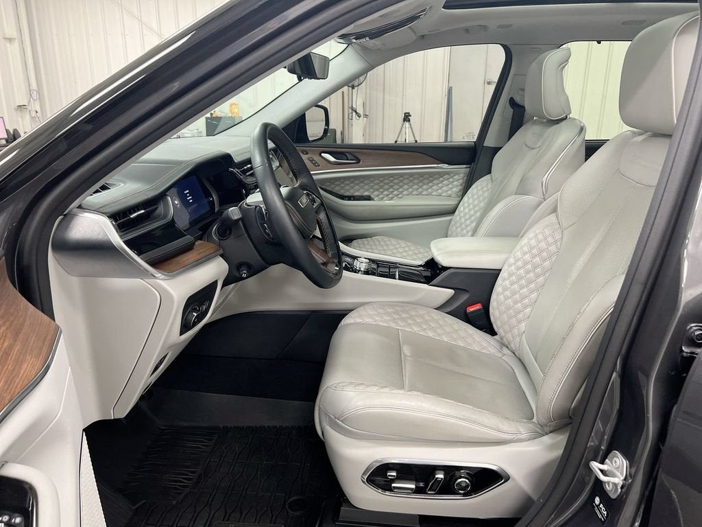 2022 Jeep Grand Cherokee Summit