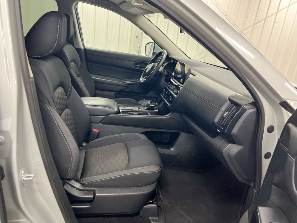 2023 Nissan Pathfinder SV