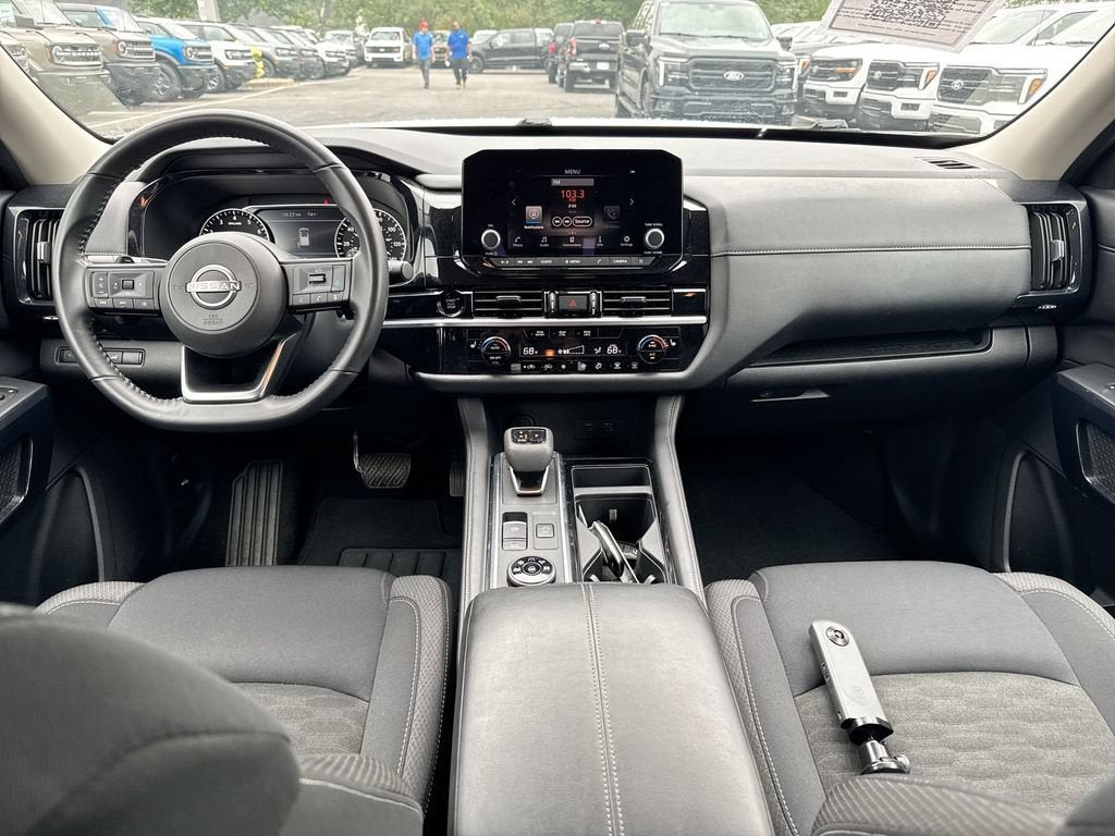 2025 Nissan Pathfinder SV