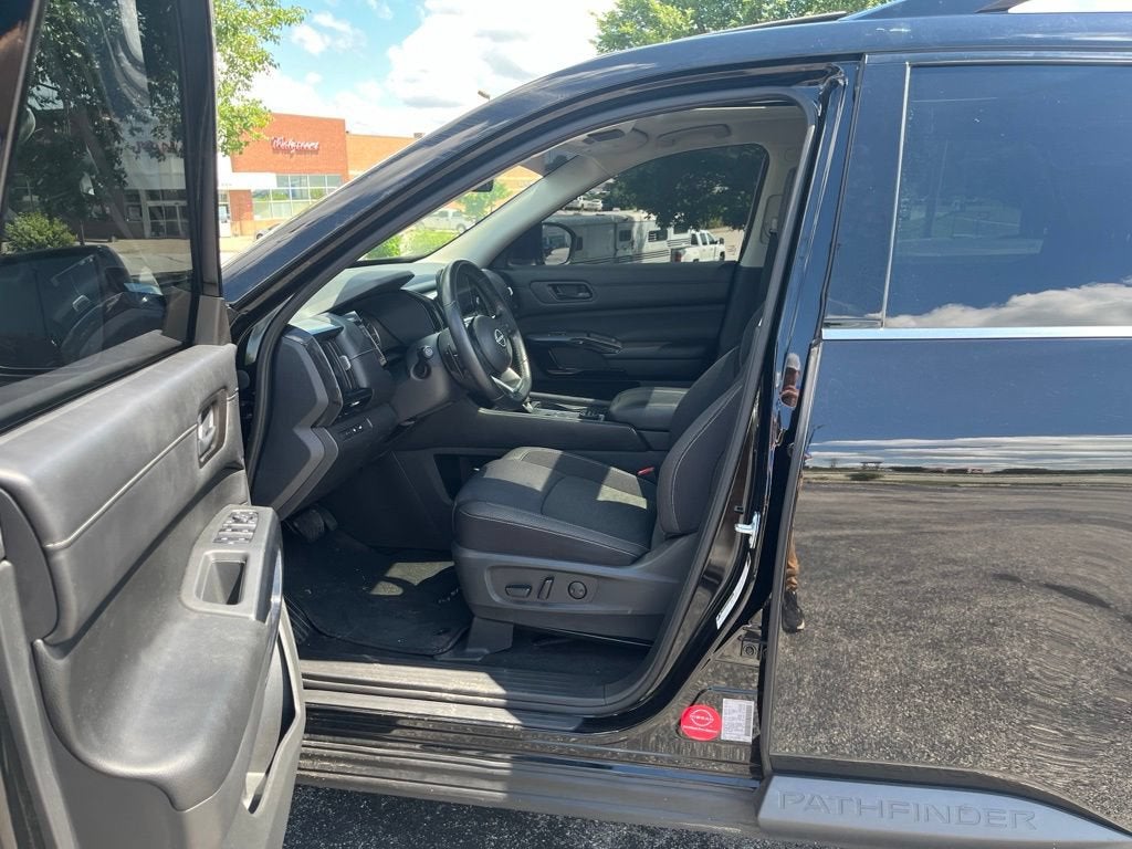 2023 Nissan Pathfinder SV