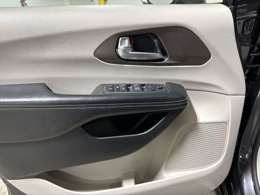 2021 Chrysler Voyager LXI