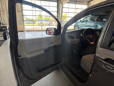 2017 Toyota Sienna LE Auto Access Seat