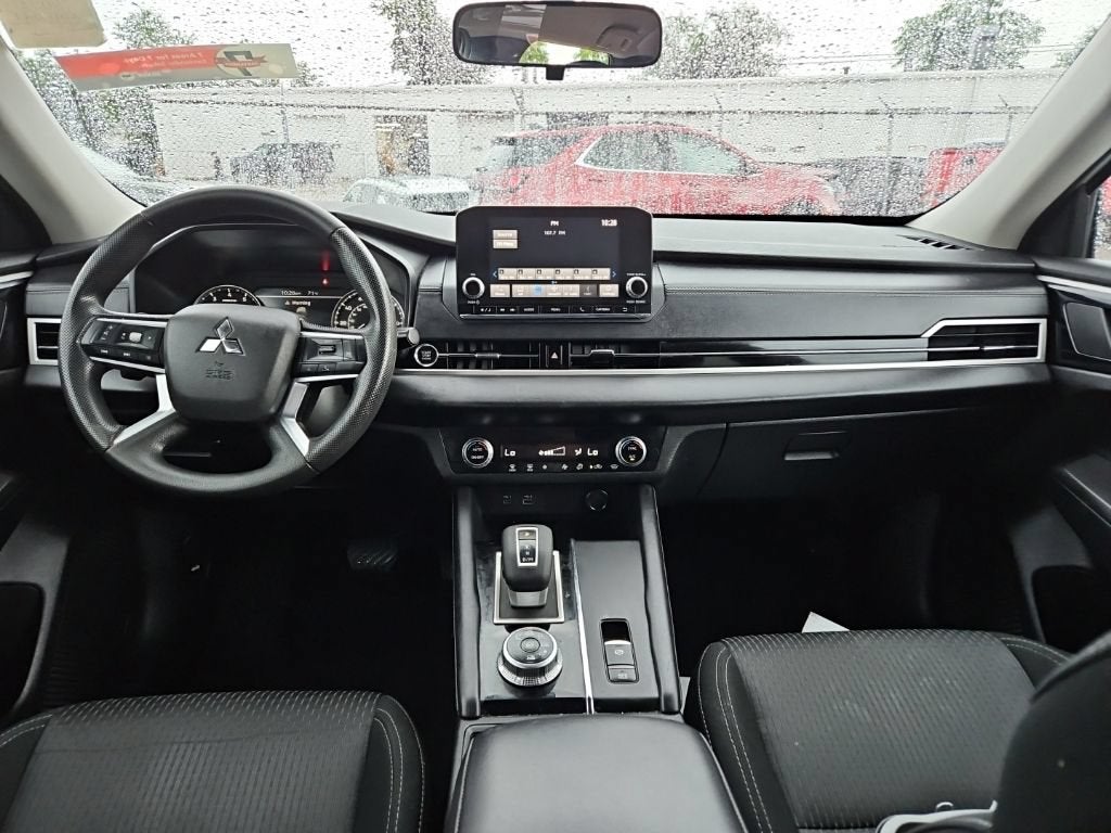 2024 Mitsubishi Outlander ES